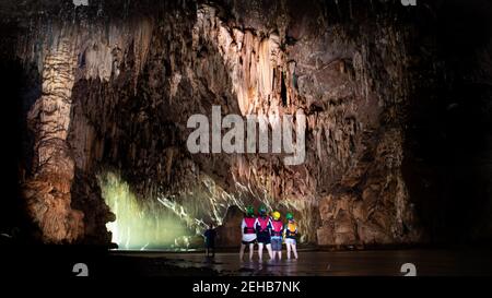 Thaïlande, grotte de Tham Lot - 4 jeunes debout dans la rivière traversant l'impressionnante grotte de Tham Lot dans le nord de la Thaïlande. Vous pouvez prendre un voyage thro Banque D'Images