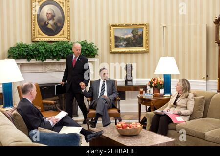 Le vice-président Joe Biden arrive pour une réunion avec le président Barack Obama, la secrétaire d'État Hillary Rodham Clinton et le conseiller à la sécurité nationale Tom Donilon dans le Bureau ovale, le 18 juillet 2012. Banque D'Images
