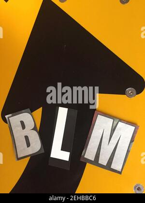 Les lettres BLM pour les vies noires ont l'importance d'utiliser le papier découpé les lettres de la note rançon ont un effet typographique Banque D'Images