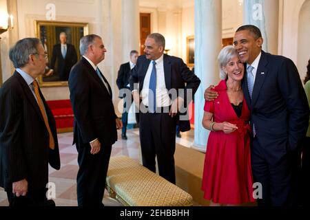 Le président Barack Obama rit avec la secrétaire à la Santé et aux Services humains Kathleen Sebelius à la suite de la photo officielle du groupe du Cabinet dans le Grand foyer de la Maison Blanche, le 26 juillet 2012. Sur la photo, de gauche à droite : le secrétaire à l'énergie Steven Chu; le secrétaire aux Transports Ray LaHood; le secrétaire à l'éducation Arne Duncan; et le procureur général Eric Holder. Banque D'Images