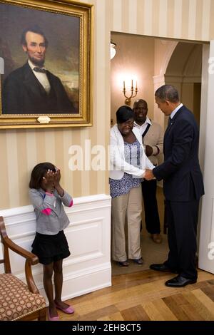 Janiya Penny, âgée de huit ans, réagit après avoir rencontré le président Barack Obama alors qu'il souhaite la bienvenue à sa famille dans le Bureau ovale, le 8 août 2012. Banque D'Images