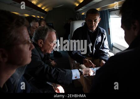 15 novembre 2012 le maire de New York, Michael Bloomberg, voit une carte avec le président lors d'une visite aérienne pour voir les dommages causés par l'ouragan Sandy à Breezy point, les Rockaways et Staten Island à New York. Également à bord étaient New York Gov. Andrew Cuomo, Shaun Donovan, secrétaire au logement et au développement urbain, et Janet Napolitano, secrétaire à la sécurité intérieure. Banque D'Images