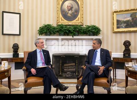 Le président Barack Obama s'entretient avec le maire de Chicago, Rahm Emanuel, dans le Bureau ovale, le 16 novembre 2012. Banque D'Images