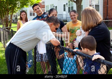 Le président Barack Obama s'arrête pour parler aux familles après avoir joué au basket-ball à fort McNair le 9 mai 2009. Photo officielle de la Maison Blanche par Pete Souza. Cette photographie officielle de la Maison Blanche est mise à la disposition des organismes de presse pour publication et/ou pour impression personnelle par le(s) sujet(s) de la photographie. La photographie ne peut être manipulée ou utilisée dans des documents, des publicités, des produits ou des promotions qui, de quelque manière que ce soit, suggèrent l'approbation ou l'approbation du Président, de la première famille ou de la Maison Blanche. Banque D'Images