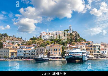 On Poros Island Ferry dans une journée d'été en Grèce Banque D'Images