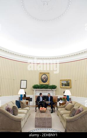 Le président Barack Obama rencontre Jon Favreau, directeur de Speechwriting, dans le Bureau ovale, le 14 janvier 2013. Banque D'Images