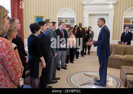 Le président Barack Obama s'entretient avec les coprésidents nationaux inauguraux des citoyens dans le Bureau ovale, le 18 janvier 2013. Steve Kerrigan, PDG du Comité inaugural présidentiel, écoute à droite. Banque D'Images