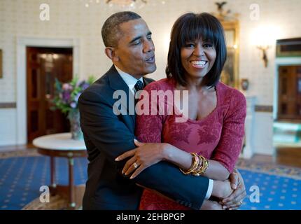 17 janvier 2013 « le président chante « Happy Birthday » à la première dame après avoir accueilli les invités du brunch inaugural dans la salle bleue de la Maison Blanche. Bien sûr, la nouvelle coiffure de la première dame a attiré beaucoup d'attention. » Banque D'Images