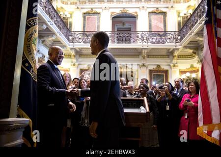 Le président Barack Obama se présente lors d'une réception d'adieu pour le représentant américain au commerce Ron Kirk dans la salle des traités indiens du bureau exécutif Eisenhower à la Maison Blanche, le 25 février 2013. Banque D'Images