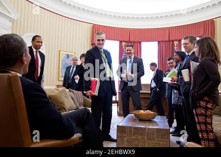 Le président Barack Obama s'entretient avec des conseillers à la suite d'une réunion dans le Bureau ovale, le 27 février 2013. Se tenant de gauche à droite : Rob Nabors, chef de cabinet adjoint de la politique à la Maison-Blanche; Pete Rouse, conseiller du président; Valerie Jarrett, conseillère principale; Denis McDonough, chef de cabinet; Dan Pfeiffer, conseiller principal; Mark Childress, chef de cabinet adjoint de la planification; Miguel Rodriguez, directeur des affaires législatives; Danielle Gray, secrétaire du Cabinet; Jay Carney, secrétaire de presse; et Alyssa Mastronaco, chef de cabinet adjoint aux opérations. Banque D'Images