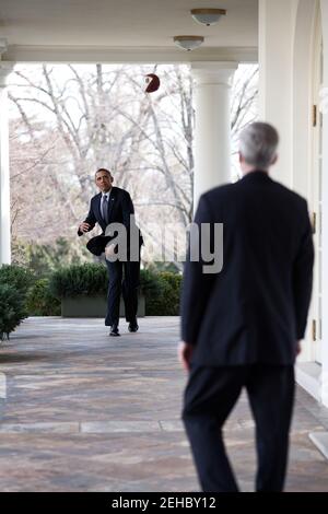 Le président Barack Obama lance un football avec le chef de cabinet Denis McDonough sur la Colonnade de la Maison Blanche, le 15 mars 2013. Banque D'Images