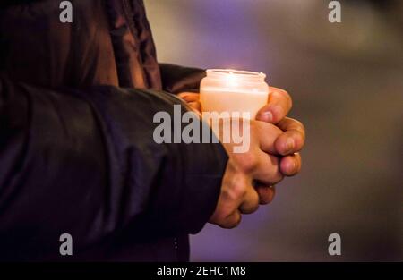 Munich, Bavière, Allemagne. 19 février 2021. Scènes des mémoriaux de Munich d'un an pour les victimes de l'attaque terroriste de Hanau en Allemagne commise par Tobias R. quelque 400 participants ont plus tard été rejoints par plus de 750 antifascistes et groupes civiques au Stachus de Munich. Crédit : ZUMA Press, Inc./Alay Live News Banque D'Images