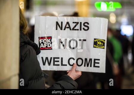 Munich, Bavière, Allemagne. 19 février 2021. Scènes des mémoriaux de Munich d'un an pour les victimes de l'attaque terroriste de Hanau en Allemagne commise par Tobias R. quelque 400 participants ont plus tard été rejoints par plus de 750 antifascistes et groupes civiques au Stachus de Munich. Crédit : ZUMA Press, Inc./Alay Live News Banque D'Images