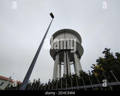 Une tour d'eau est un bâtiment surélevé qui soutient une eau réservoir construit à une hauteur suffisante pour pressuriser une eau système de distribution pour le Banque D'Images