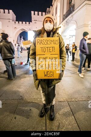 Munich, Bavière, Allemagne. 19 février 2021. Scènes des mémoriaux de Munich d'un an pour les victimes de l'attaque terroriste de Hanau en Allemagne commise par Tobias R. quelque 400 participants ont plus tard été rejoints par plus de 750 antifascistes et groupes civiques au Stachus de Munich. Crédit : ZUMA Press, Inc./Alay Live News Banque D'Images