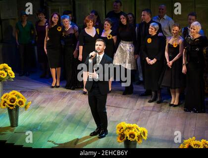 Gary Barlow joue en direct sur scène pendant la soirée presse des filles au Phoenix Theatre, Londres. Date de la photo: Mardi 21 février 2017. Le crédit photo devrait se lire: © DavidJensen Banque D'Images