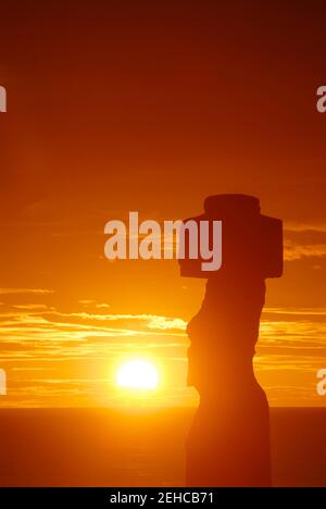 Moai au coucher du soleil, AHU Tahai, Hanga Roa, Pasqua Iislan, Chili Banque D'Images