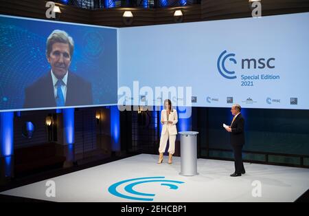 Munich, Allemagne. 19 février 2021. La photo prise à Munich, en Allemagne, le 19 février 2021 montre John Kerry (à l'écran), l'envoyé du président américain Joe Biden pour le climat, s'adressant à la conférence virtuelle de Munich sur la sécurité. Kerry a déclaré vendredi que la décennie à venir est « à la recherche » de la réalisation des objectifs de l'Accord de Paris. (Marc Mueller/MSC/Handout via Xinhua) CRÉDIT OBLIGATOIRE : Xinhua/Alay Live News Banque D'Images