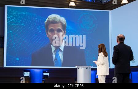 Munich, Allemagne. 19 février 2021. La photo prise à Munich, en Allemagne, le 19 février 2021 montre John Kerry (à l'écran), l'envoyé du président américain Joe Biden pour le climat, s'adressant à la conférence virtuelle de Munich sur la sécurité. Kerry a déclaré vendredi que la décennie à venir est « à la recherche » de la réalisation des objectifs de l'Accord de Paris. (Marc Mueller/MSC/Handout via Xinhua) CRÉDIT OBLIGATOIRE : Xinhua/Alay Live News Banque D'Images