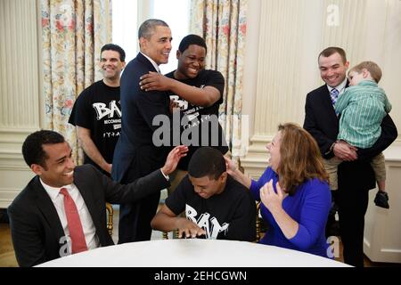 Le président Barack Obama accueille le repas du jour père réduite dans la salle à manger d'état de la Maison Blanche, le 14 juin 2013. Banque D'Images