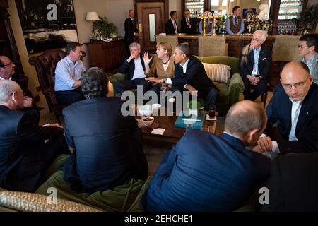 Le président Barack Obama s'entretient avec les dirigeants du G8 avant un dîner de travail lors du sommet du G8 à Lough Erne Resort à Enniskillen, Irlande du Nord, le 17 juin 2013. Les dirigeants, assis dans le sens inverse des aiguilles d'une montre par rapport au président, sont la chancelière allemande Angela Merkel, le Premier ministre canadien Stephen Harper, le Premier ministre britannique David Cameron, le président français François Hollande, le président du Conseil européen Herman Van Rompuy, le président de la Commission européenne José Manuel Barroso, le président russe Vladimir Poutine et le premier ministre italien Enrico Letta. Banque D'Images