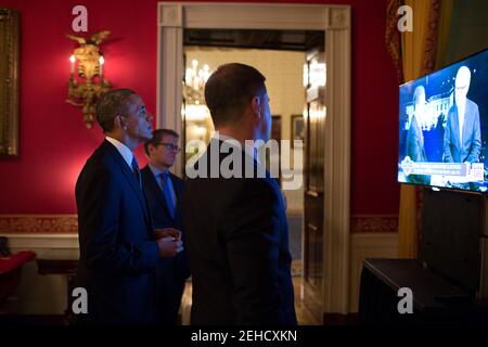 Le président Barack Obama, le secrétaire de presse Jay Carney et le conseiller principal Dan Pfeiffer regardent la couverture médiatique à la télévision à la suite de l'allocution du président à la nation concernant la Syrie, dans la salle rouge de la Maison Blanche, le 10 septembre 2013. Banque D'Images