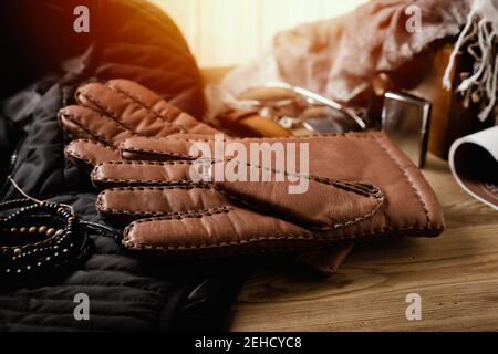 Paire de gants en cuir marron pour hommes et autres accessoires pour hommes. Banque D'Images