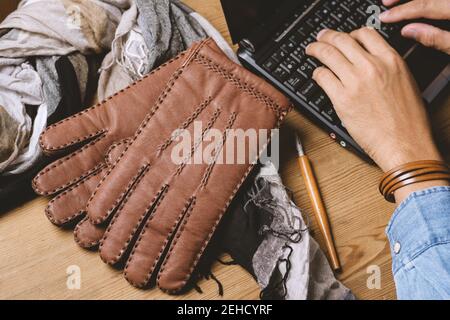 Paire de gants en cuir marron pour hommes et autres accessoires pour hommes. Banque D'Images