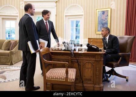 Le président Barack Obama s'entretient avec Ben Rhodes, conseiller adjoint à la sécurité nationale pour les communications stratégiques, à gauche, et conseiller adjoint à la sécurité nationale Tony Blinken avant un appel téléphonique avec le président Hassan Rouhani d'Iran, dans le Bureau ovale, le 27 septembre 2013. Banque D'Images