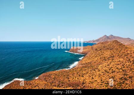 Point de vue de l'océan et des montagnes désertiques de la Amatista à Las Negras, parc naturel de Cabo de Gata-Níjar, Almería, Espagne Banque D'Images