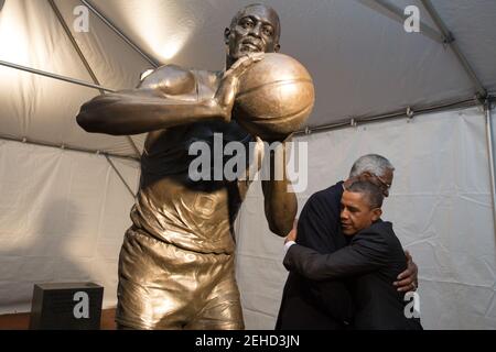 Le président Barack Obama est accueilli par Bill Russell lors d'un arrêt pour admirer la statue de Russell à l'hôtel de ville Plaza de Boston, Massachusetts, le 30 octobre 2013. Banque D'Images