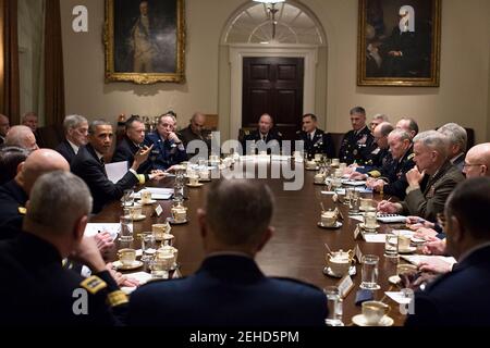 Le président Barack Obama et le vice-président Joe Biden tiennent une réunion avec les commandants des combattants et le leadership militaire dans la salle du Cabinet de la Maison Blanche, le 12 novembre 2013. Banque D'Images