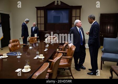 Le président Barack Obama s'entretient avec le sénateur Carl Levin, D-Mich., à la suite d'une réunion sur l'Iran dans la salle Roosevelt de la Maison Blanche, le 19 novembre 2013. À gauche, le secrétaire d'État John Kerry s'entretient avec le sénateur Bob Corker, R-Tennant. Banque D'Images