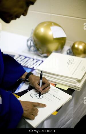 Le président Barack Obama signe des livres et des souvenirs de l'Université de notre Dame avant son discours de commencement, le 17 mai 2009. Banque D'Images