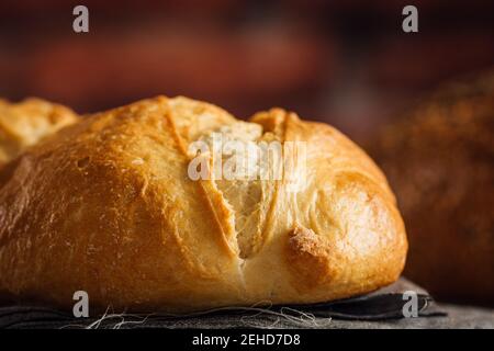 Pain frais sur serviette Banque D'Images
