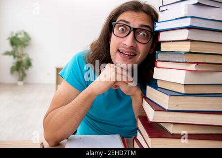 Jeune étudiant et beaucoup de livres dans le salle de classe Banque D'Images