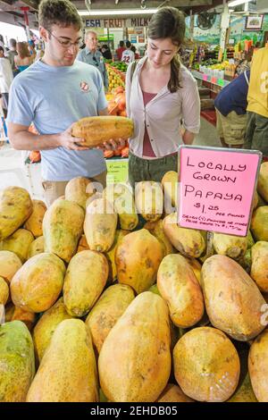 Miami Florida,Florida City Robert est ici fruit Stand, affichage vente fruits fruits fruits couple homme femme shopping sélection, papaye localement, Banque D'Images