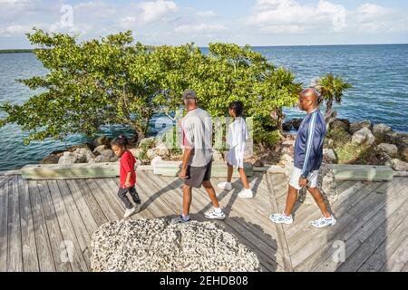 Miami Florida, parc national Biscayne Homestead Bayfront Park, Black famille parents enfants garçon fille père Biscayne Bay eau, Banque D'Images