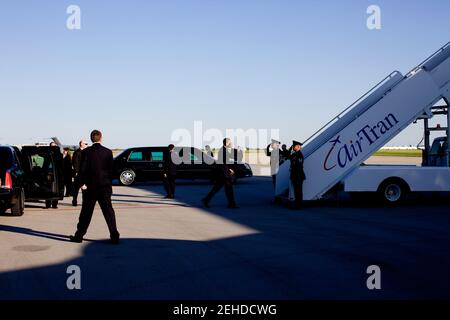 Le président Barack Obama salue son retour sur Air Force One en quittant Indianapolis, le 17 mai 2009. Banque D'Images