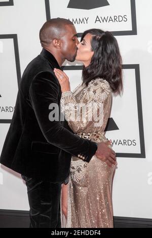 Kim Kardashian et Kanye arrivent aux 57e Grammy Awards annuels qui se tiennent au Staples Center de L.A. Vivez à Los Angeles, Californie, le 8 février 2015. (Photo par Adam Orchon) *** Veuillez utiliser le crédit du champ de crédit *** crédit: SIPA USA/Alay Live News Banque D'Images