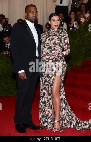 New York, États-Unis. 06e mai 2012. Kim Kardashian, Kanye West - Gala du Costume Institute 'Punk: Chaos to Couture' tapis rouge arrivées au Metropolitan Museum of Art de New York le 6 mai 2013, New York, NY. Photo Credit: Anthony Behar/Sipa USA Credit: SIPA USA/Alay Live News Banque D'Images