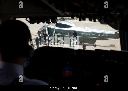 Le président Barack Obama salue le débarquement de Marine One, comme le montre Air Force One à la base conjointe Andrews, au Maryland. Le président est en route vers Everett, au Washington, avant de se rendre à Tokyo, au Japon, le 22 avril 2014. Banque D'Images