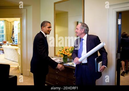 Le président Barack Obama accueille le sénateur Tom Harkin (D-Iowa) devant le bureau ovale, le 18 mai 2009. Banque D'Images