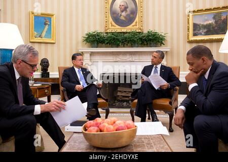 Le président Barack Obama rencontre le secrétaire aux anciens combattants, Eric K. Shinseki, dans le bureau ovale, le 30 mai 2014. Le Président a accepté la démission de Shinseki et a nommé Sloan D. Gibson, sous-secrétaire des anciens combattants des États-Unis, secrétaire intérimaire des anciens combattants. Le chef de cabinet Denis McDonough et Rob Nabors, chef de cabinet adjoint, politiques, à droite, assistent à la réunion. Banque D'Images