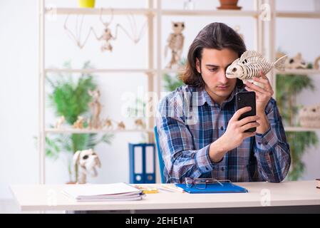 Jeune professeur paléontologue dans la salle de classe Banque D'Images