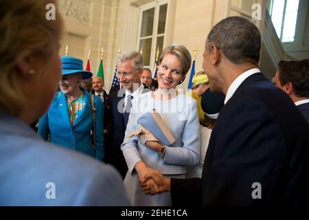 Le Président Barack Obama salue la Reine Mathilde et le Roi Philippe de Belgique après un déjeuner pour commémorer le 70e anniversaire du jour J au Château de Bénouville en Normandie, France, le 6 juin 2014. Banque D'Images