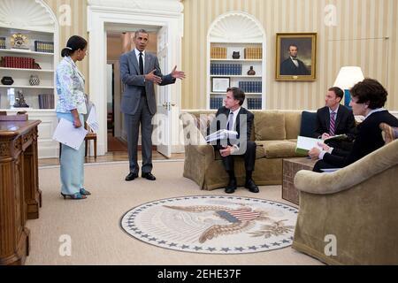 Le président Barack Obama s'entretient avec des conseillers à la suite d'un appel téléphonique avec le président russe Vladimir Poutine dans le bureau ovale, le 23 juin 2014. Le Président, de gauche à droite, est formé de la Conseillère pour la sécurité nationale Susan E. Rice, de Tony Blinken, Conseiller adjoint pour la sécurité nationale, de Lyn Debevoise, Directrice pour l'Europe de l'est et de Caroline Atkinson, Conseillère adjointe pour la sécurité nationale en économie internationale. Banque D'Images