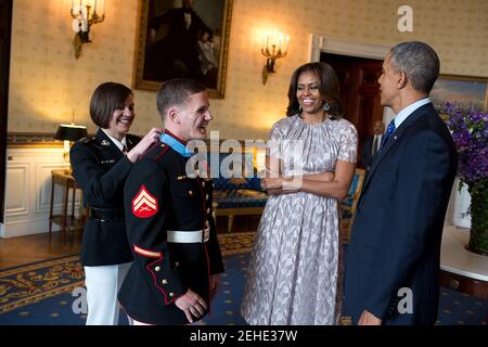 Le président Barack Obama et la première dame Michelle Obama discutent avec le caporal William 'Kyle' Carpenter, corps des Marines des États-Unis (Ret.) dans la salle bleue à la suite d'une cérémonie de la Médaille d'honneur dans la salle est de la Maison Blanche, le 19 juin 2014. Cpl. Carpenter a reçu la Médaille d'honneur pour ses actions courageuses en servant comme fusil automatique avec la Compagnie F, 2e Bataillon, 9e Marines, équipe de combat régimentaire 1, 1re Division maritime (avant), I Force expéditionnaire maritime (avant), dans la province de Helmand, en Afghanistan. Banque D'Images