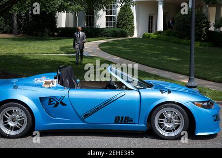 Le président Barack Obama se dirige vers une voiture biodiesel, l'une des expositions du premier White House Maker faire sur la pelouse sud de la Maison Blanche, le 18 juin 2014. Le président a rencontré des étudiants, des entrepreneurs et des citoyens de tous les jours qui utilisent de nouveaux outils et de nouvelles techniques pour lancer de nouvelles entreprises, acquérir des compétences essentielles en sciences, en technologie, en ingénierie et en mathématiques (STEM), et alimenter la renaissance de l'industrie américaine. Banque D'Images