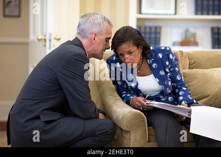 Chef de cabinet Denis McDonough whispers à conseiller pour la sécurité nationale, Susan E. alors que le président Barack Obama parle sur le téléphone dans le bureau ovale, le 25 juin 2014. Banque D'Images